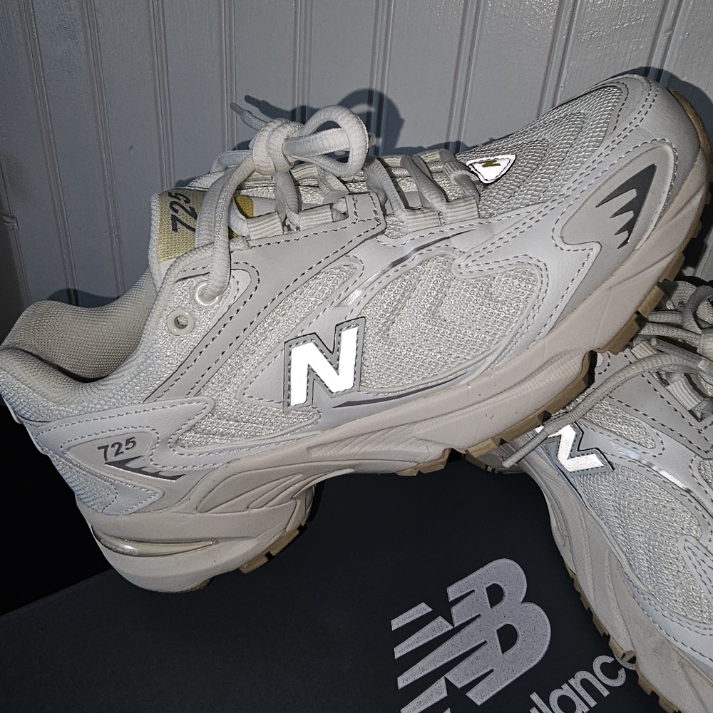 New Balance 725